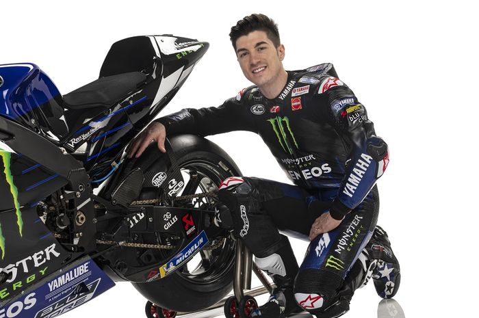 Pembalap Monster Energy Yamaha, Maverick Vinales, berpose dalam peluncuran tim untuk MotoGP 2021.