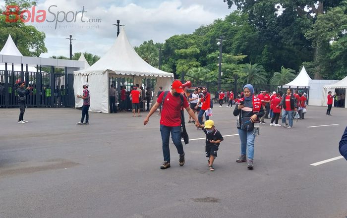 Suporter skuad Garuda yang datang bersama keluarga untuk menyaksikan pertandingan timnas Indonesia vs Thailand di Stadion Utama Gelora Bung Karno (SUGBK), Senayan, Jakarta, Kamis (29/12/2022). 
