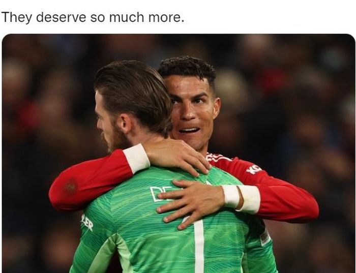 Dua pilar Manchester United, Cristiano Ronaldo berpelukan dengan David de Gea.