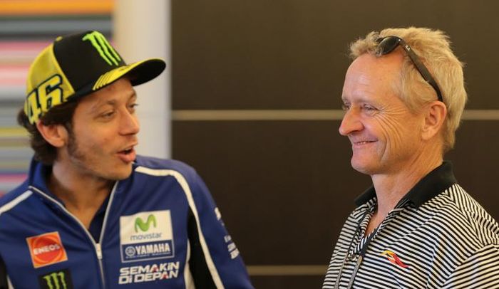 Pembalap Monster Energy Yamaha MotoGP, Valentino Rossi, berbincang dengan legenda MotoGP asal Amerika Serikat, Kevin Schwantz.