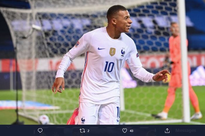 Gelandang Manchester United, Paul Pogba, terkadang memberikan satu nasihat kepada Kylian Mbappe di timnas Prancis.