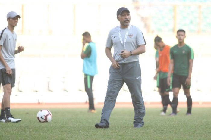 Pelatih timnas U-19 Indonesia, Fakhri Husaini pada seleksi tahap pertama pada 23-28 April 2019 di Stadion Wibawa Mukti, Cikarang, Kabupaten Bekasi, Rabu (12/6/2019).