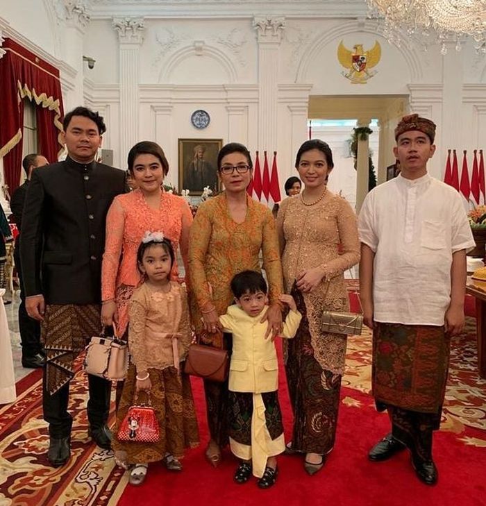 Penampilan anggun Selvi Ananda dalam balutan kebaya