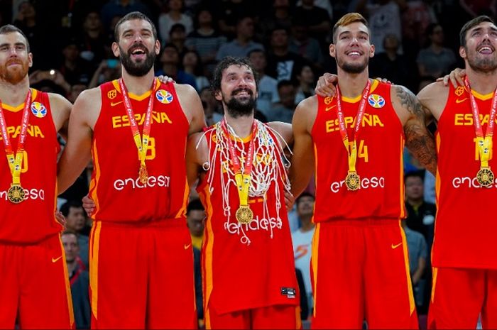 Momen saat Marc Gasol (kedua dari kiri) merayakan keberhasilan Spanyol menjadi juara FIBA World Cup 2019, Minggu (15/9/2019)