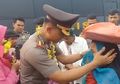 Momen Haru Bocah Penjual Onde-onde Terobos Barisan Polisi untuk Bertemu Kapolres Padang Panjang