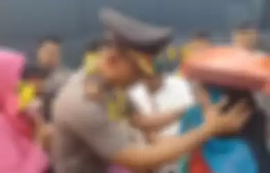 Berderai Air Mata, Bocah Penjual Onde-onde Terobos Barisan Polisi untuk Bertemu Kapolres Padang Panjang yang Hendak Pergi dari Kampungnya