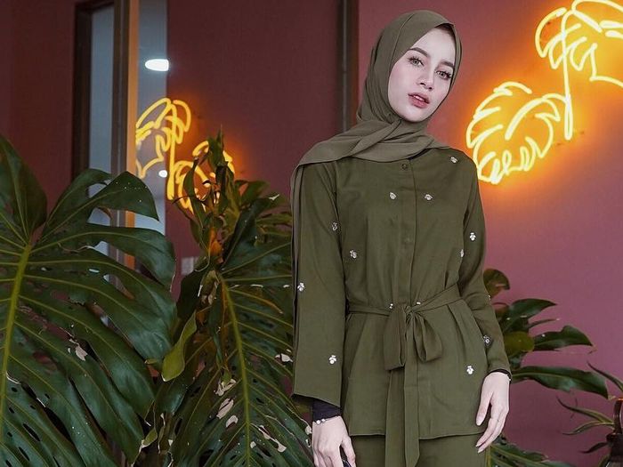 Wajib Ada di Lemari 5 Warna  Hijab yang Bikin Wajah 