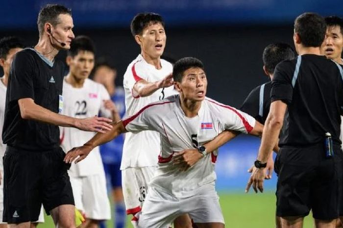 Para pemain Korea Utara tak puas dengan keputusan wasit yang memberikan penalti kepada Jepang di perempat final Asian Games 2022.