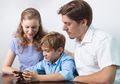 #FamilyQuality: Daripada Main Gadget Sendiri, Dads Bisa Lho Ajak Anak Main Gadget Mengisi Akhir di Rumah Aja