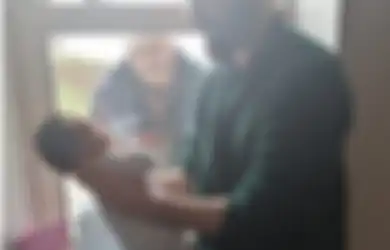 Melahirkan di Tengah-tengah Pandemi Virus Corona, Bayi Mungil Ini Hanya Bisa Dijenguk Lewat Jendela Rumah, Sementara Sebagian Ibu Mungkin Harus Melahirkan Sendiri di Rumah