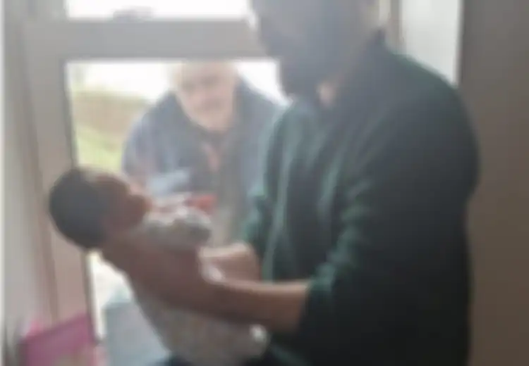 Melahirkan di Tengah-tengah Pandemi Virus Corona, Bayi Mungil Ini Hanya Bisa Dijenguk Lewat Jendela Rumah, Sementara Sebagian Ibu Mungkin Harus Melahirkan Sendiri di Rumah