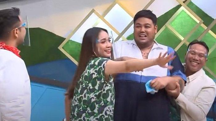 Ivan Gunawan masuk frame Okay Bos