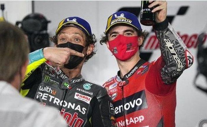 Valentino Rossi (kiri) dan Francesco Bagnaia (kanan).