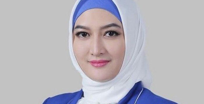 Indriani Hadi dalam balutan seragam Partai Demokrat