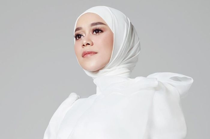Kini Berhijab, Lesty Kejora Pakai Dress Tanpa Lengan Harga Ratusan Ribu
