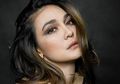 Lakukan Virtual Photoshoot di Rumah Aja, Tampilan Luna Maya dengan Busana Tanpa Lengan Berpose di Pinggir Kolam Renang Jadi Sorotan