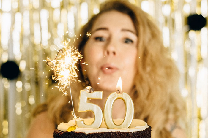 Tak muda lagi bukan berarti menyerah dengan kondisi apapun yang terjadi pada kulit kita, inilah tips merawat kesehatan kulit wanita usia di atas 50