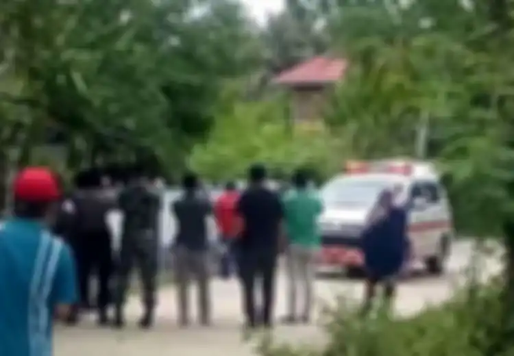 Masih Ada Rasa Kemanusiaan, Begini Reaksi Tak Terduga Tetangga saat Seorang Remaja Pasien Virus Corona di Sulawesi Barat Dijemput Ambulans