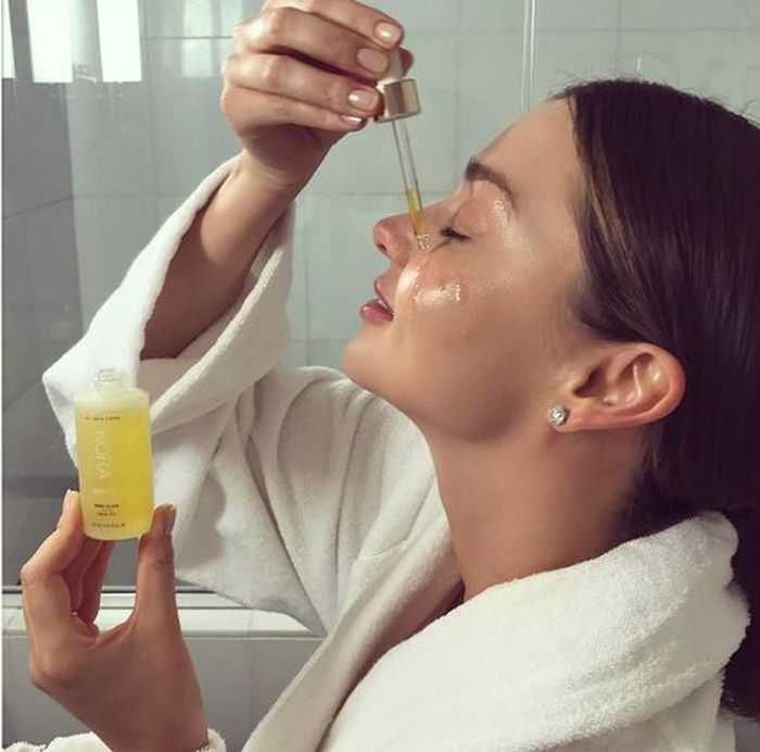 Rutin memakai serum setiap hari memiliki banyak manfaat untuk kulit wajah