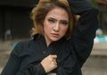 Duduk di Pinggir Pantai, Marshanda Jadi Sorotan Saat Pakai One Shoulder Dress Pamer Pundak Mulus!