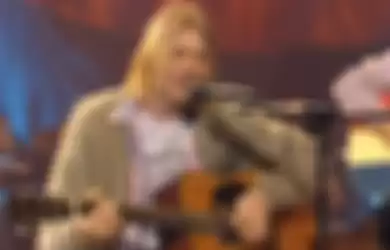 Kurt Cobain saat tampil bersama Nirvana di 'MTV Unplugged'