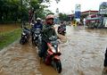 Biar Nggak Jatuh dari Motor, Begini Teknik Mengerem yang Benar Pas Lewat Jalanan Banjir
