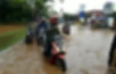 Ilustrasi motor menerobos banjir