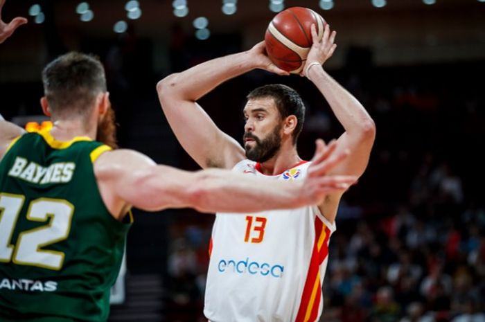 Aksi Marc Gasol saat memperkuat Spanyol dalam laga semifinal FIBA World Cup 2019 di Beijing, China, Jumat (13/9/2019)