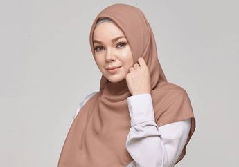Gaya Modis Dewi Sandra Saat Pamer Foto Romantis dengan Sang Suami, Adem Banget!