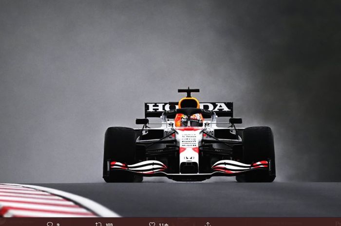 Pembalap Red Bull Racing, Max Verstappen, saat mengaspal pada F1 GP Turki 2021 di Istanbul Park, Minggu (10/10/2021).