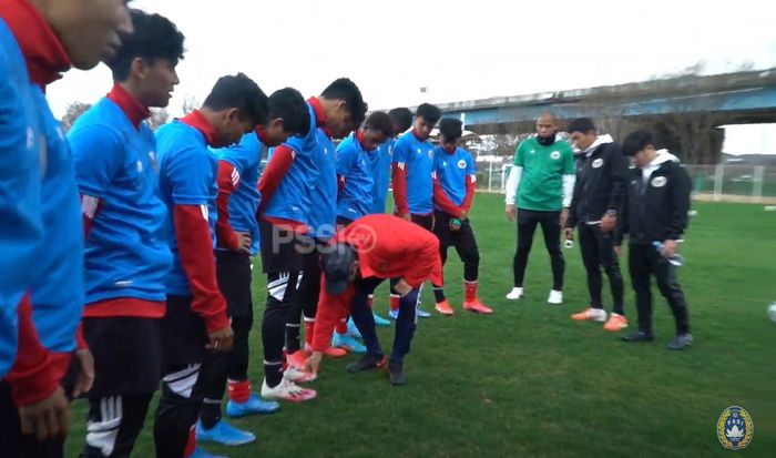 Pelatih timnas Indonesia, Shin Tae-yong saat memeriksa sepatu para pemain timnas U-19 Indonesia setelah latihan di Korea Selatan,.