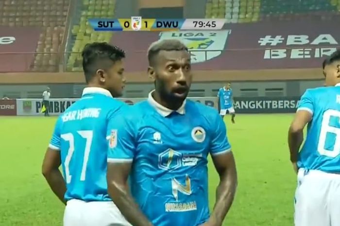 Momen tak terpuji striker Sulut United, Patrich Wanggai saat laga vs Dewa United.