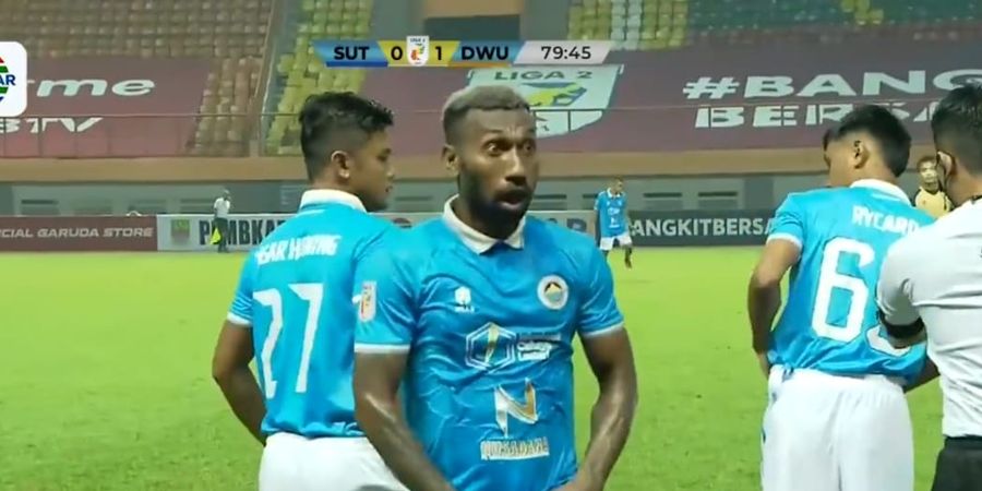 Aksi Tak Terpuji Patrich Wanggai Pamer Alat Kelamin ke Kubu Dewa United