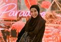 Biasa Pakai Busana Syar'i, Kini Zaskia Sungkar Pakai Hijab Lilit dan Celana Jeans Saat Ketemu Suami Nagita Slavina di Paris!
