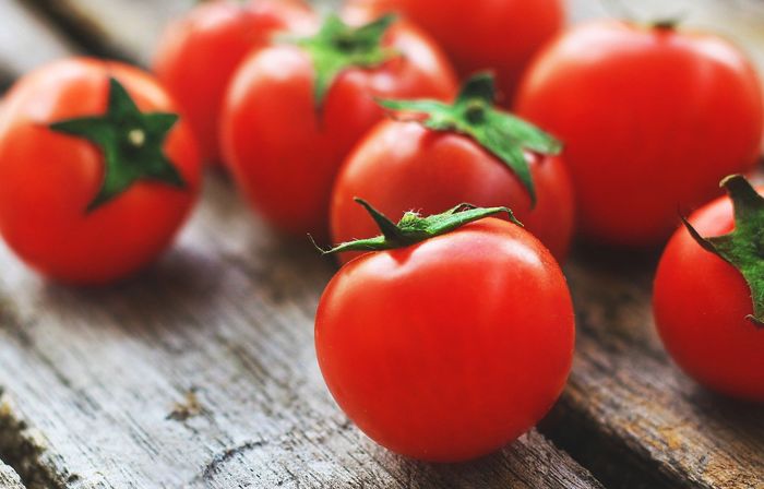 Tomat hilangkan jerawat di punggung.