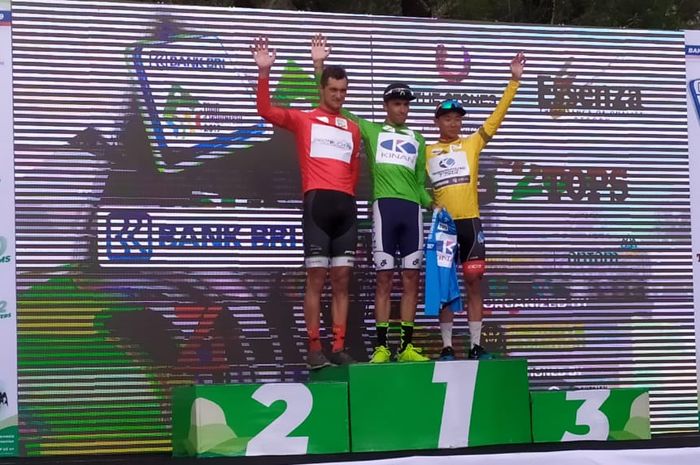 Rohan Du Plooy, tim Protouch (Afrika Selatan), Thomas Lebas, tim Kinan Cycling Team (Jepang), dan Choon Huat Goh, tim Terengganu INC. C Cycling Team (Malaysia), berpose bersama di Banyuwangi seusai finis etape keempat Tour d'Indonesia, Kamis (22/8/2019).