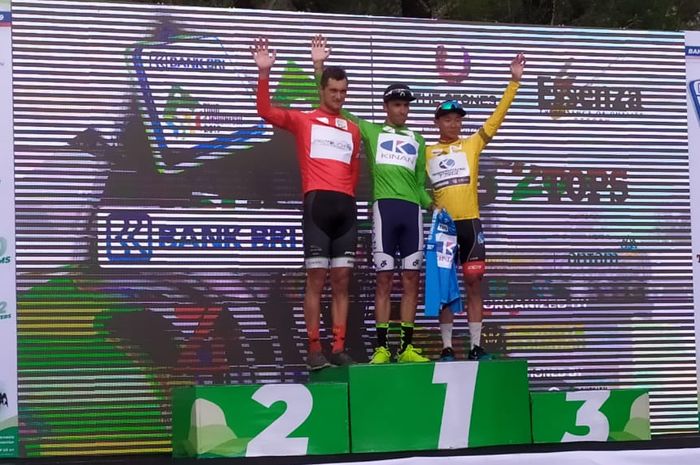 Rohan Du Plooy, tim Protouch (Afrika Selatan), Thomas Lebas, tim Kinan Cycling Team (Jepang), dan Choon Huat Goh, tim Terengganu INC. C Cycling Team (Malaysia), berpose bersama di Banyuwangi seusai finis etape keempat Tour d'Indonesia, Kamis (22/8/2019).