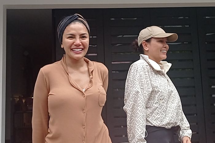 Nikita Mirzani di kediamannya yang berlokasi di Petukangan, Jakarta Selatan, Rabu (15/6/2022).