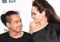 Angelina Jolie Tampil Santai dengan Tank Top Saat Antar Putranya Masuk Kampus Bergengsi di Korea Selatan