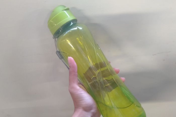 Botol Minum Anak Bau Apek Setelah Lama Tak Dicuci, Cara Atasinya Gampang  Cuma Butuh Perasan Lemon dan Soda Kue yang Dibuat Seperti Ini - Semua  Halaman - Nakita