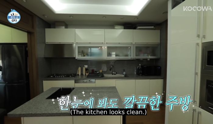 Ruang dapur di rumah artis Kim Youngkwang.