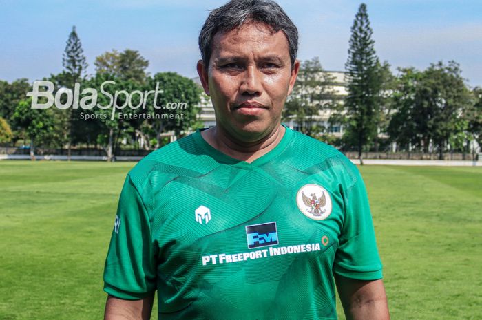 Pelatih timnas U-17 Indonesia, Bima Sakti, saat ditemui di Lapangan A, Senayan, Jakarta, Sabtu (15/7/2023).