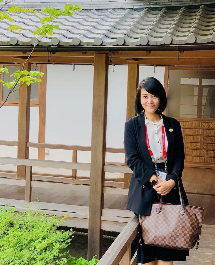 Tas mewah Louis Vuitton milik ajudan cantik Iriana Jokowi