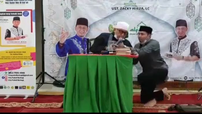 Detik-detik Ustaz Zacky Mirza jatuh pingsan.