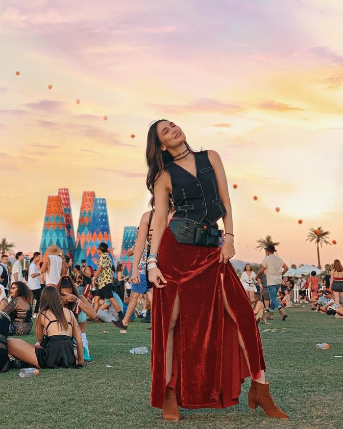 Gaya seksi Luna Maya saat nonton festival Coachella di California