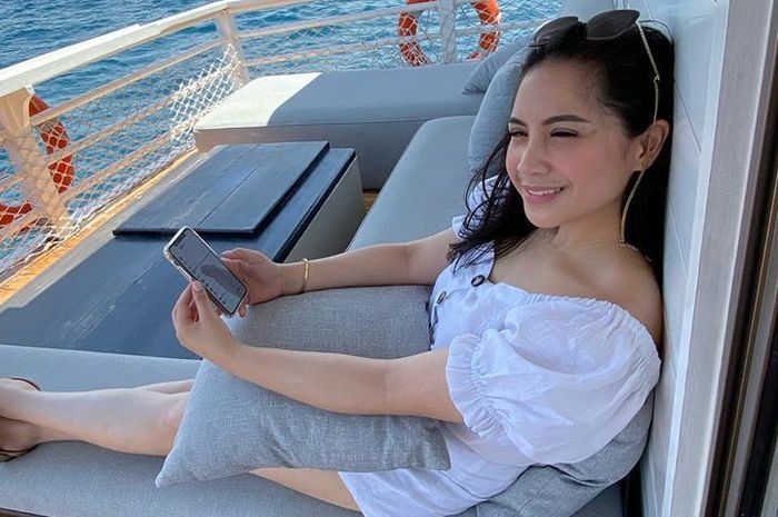  Nagita  Slavina  Pakai Atasan Seksi Model Sabrina 