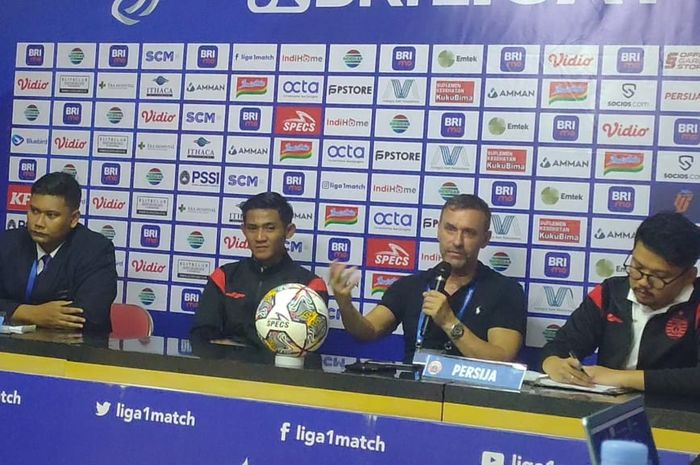 Pelatih Persija Jakarta, Thomas Doll mengomentari insiden pemukulan Michael Krmencik oleh Diego Michiels dalam laga Persija Vs Borneo FC di Stadion Sultan Agung Bantul, Selasa (6/12/2022).