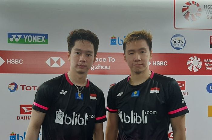 Pasangan ganda putra Indonesia, Marcus Fernaldi Gideon/Kevin Sanjaya Sukamuljo, berpose seusai melakoni konferensi pers pertandingan babak kedua Indonesia Masters 2020.