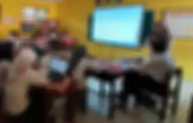 Sambil Teteskan Air Mata, Kepala Sekolah Cabut Surat Edaran yang Wajibkan Siswa Pakai Seragam Muslim
