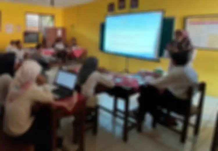 Sambil Teteskan Air Mata, Kepala Sekolah Cabut Surat Edaran yang Wajibkan Siswa Pakai Seragam Muslim